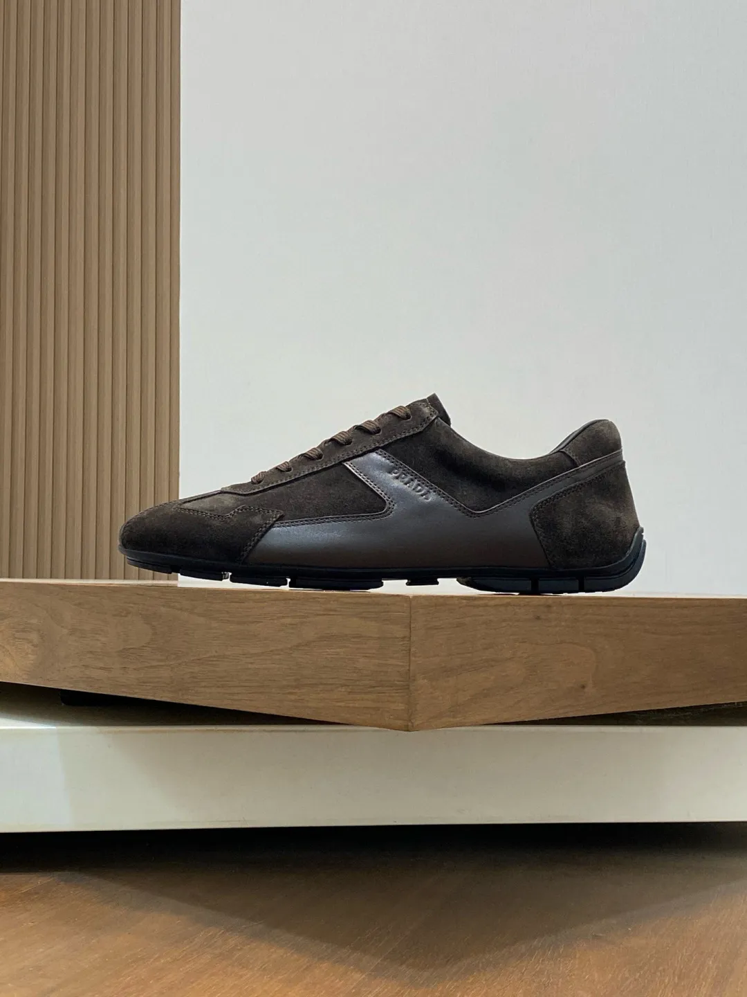 Men's Men's Shoes 💰800 Prada/Prada Men's Leather Casual Sports Shoes, a hot product made in Guangzhou! Made of imported calfskin splicing upper, three-dimensional geometric segmentation, precision manufacturing, uniform stitching, leather texture at a glance, multi-color splicing, fashionable and generous, soft, comfortable and breathable, decorated with PRADA letter logo on the outside, classic letter logo on the tongue, fabric strap on the heel, P family's classic sports shoe type, with fabric lining, silver logo cowhide foot pads, and P family's exclusive rubber outsole. The details are carefully crafted, making it a versatile item for travel! Comes with original box and dust bag! Multiple colors available! Size: 39-40-41-42-43-44 standard leather shoe size (38, 45 customized ¥)